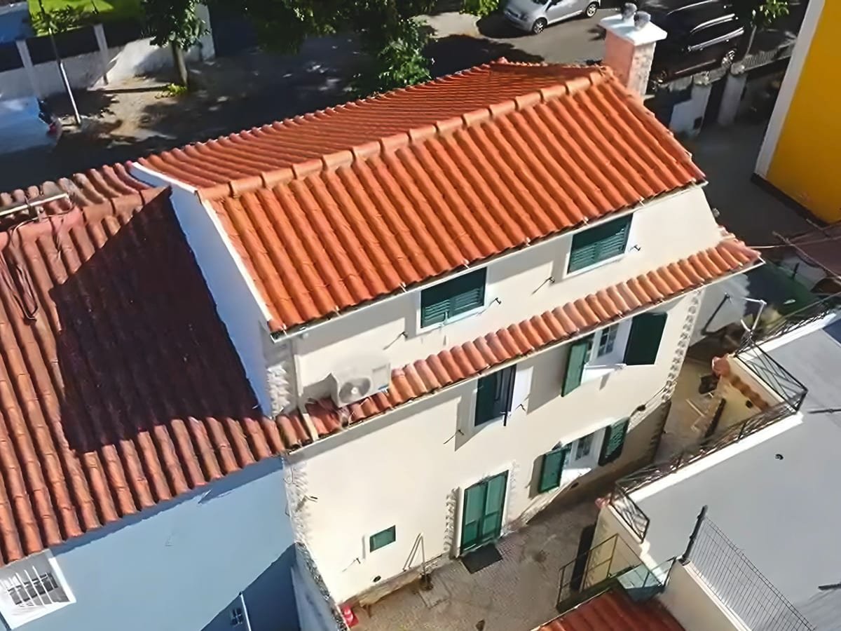 Pintura e impermeabilização de telhado de moradia em Benfica